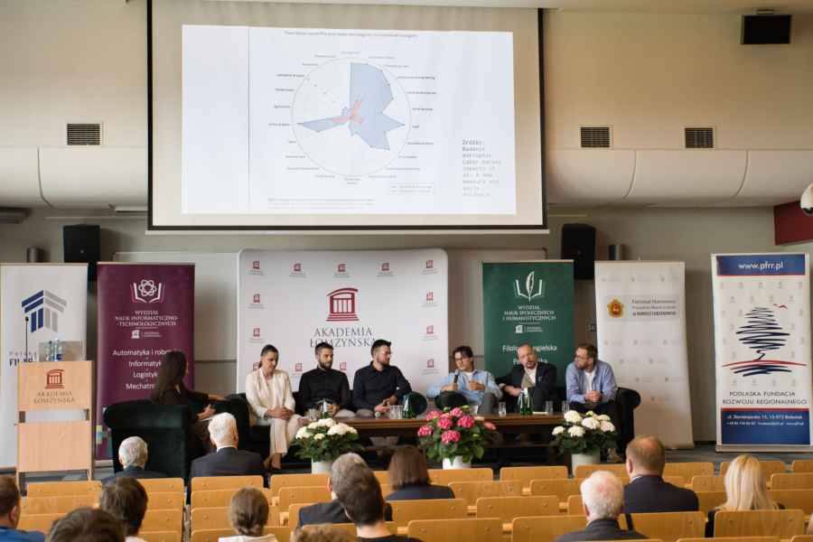 Uczestnicy konferencji dyskutujący ze sobą