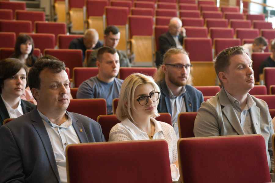 Uczestnicy konferencji słuchający prezentacji