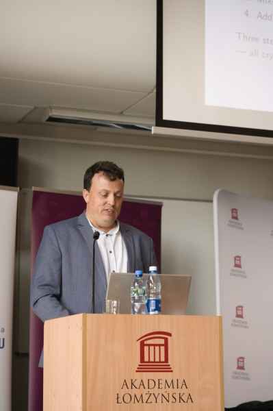 Uczestnik konferencji głoszący prezentację