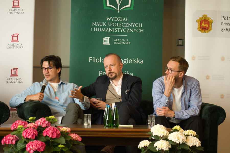 Trzech mężczyzn podczas panelu dyskusyjnego