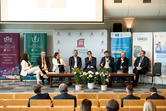 Panel biznesowy podczas konferencji IT 2025 AL