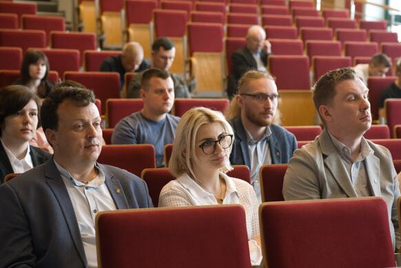 Zdjęcie przedstawia grupę osób na widowni