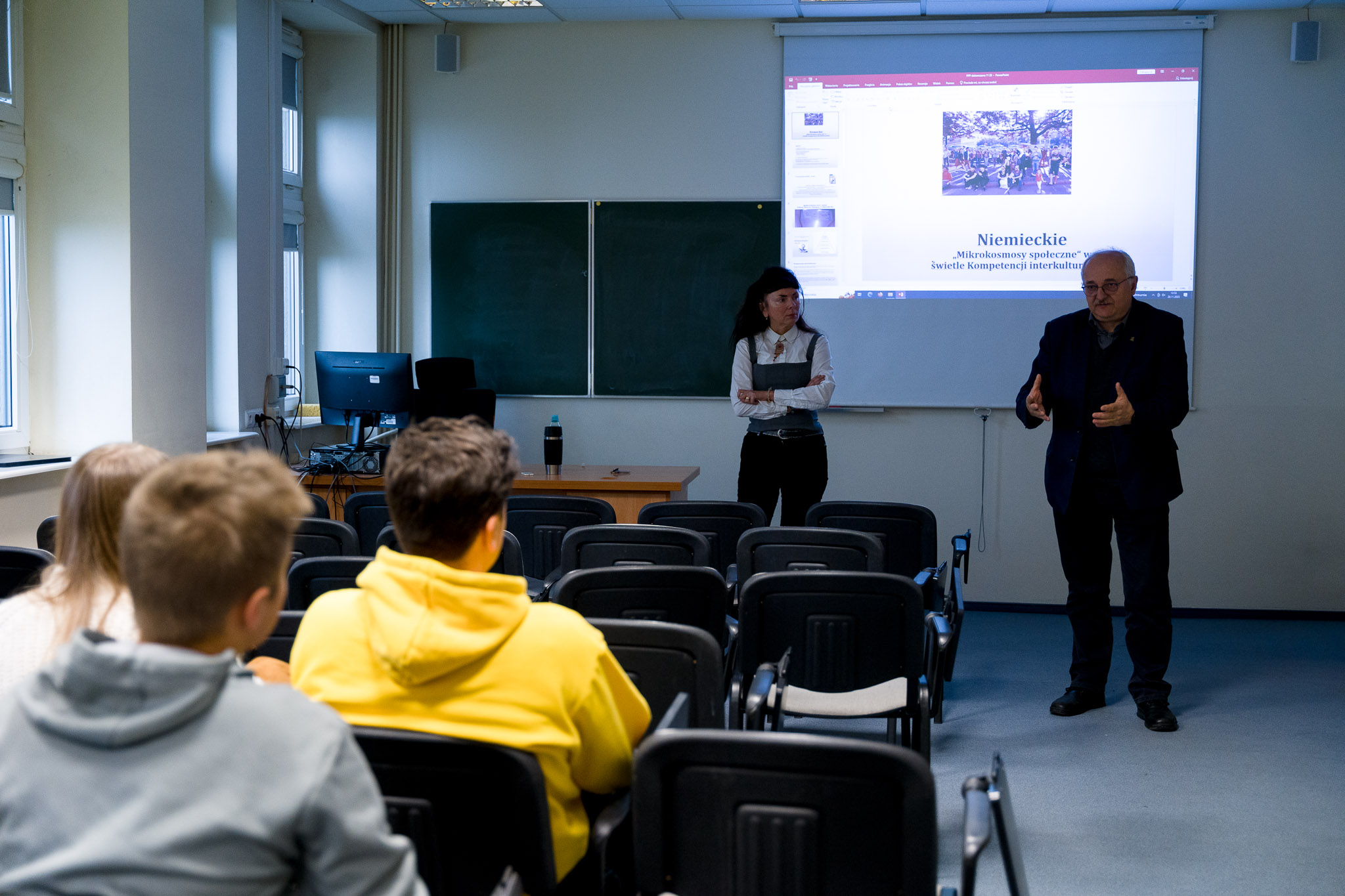 Doktor Tadeusz Kowalewski mówi do grupy studentów