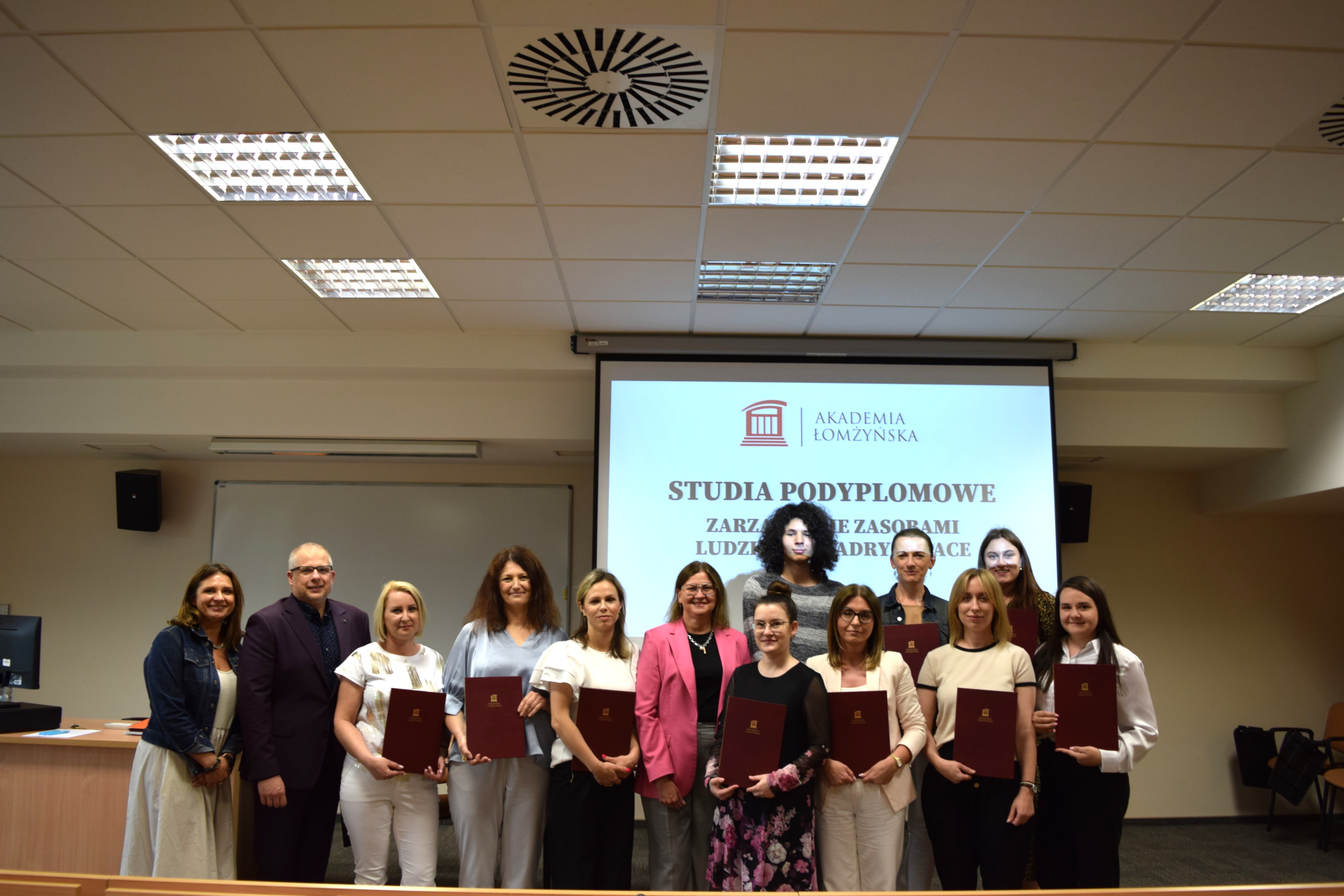 Absolwenci VI edycji studiów podyplomowych „Zarządzanie zasobami ludzkimi – kadry i płace” pozują do zdjęcia z Panią Dziekan, Kierownikiem studiów oraz sekretarzem
