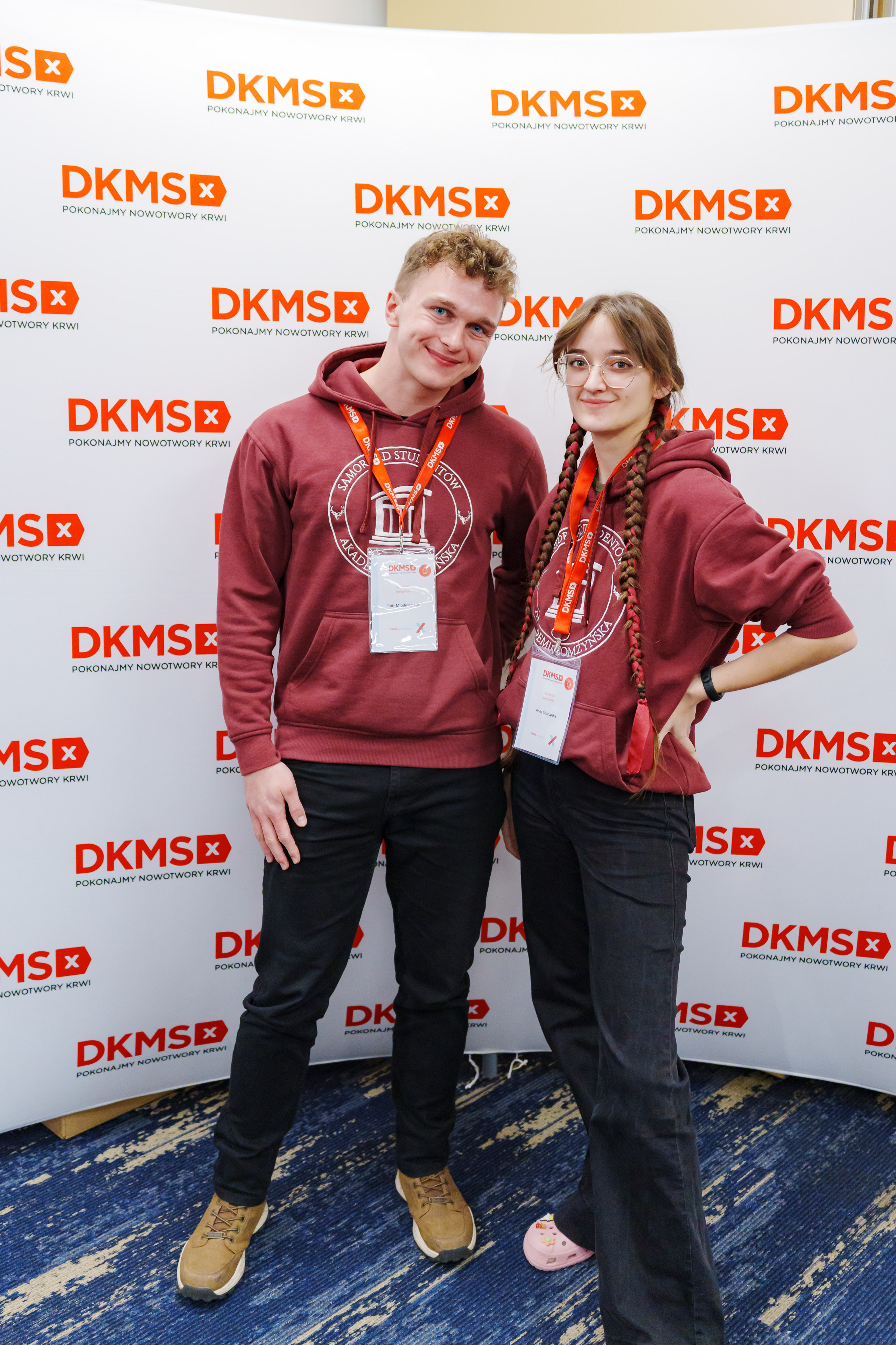 dwoje studentów: Piotr i Ania na tle ścianki reklamowej dkms
