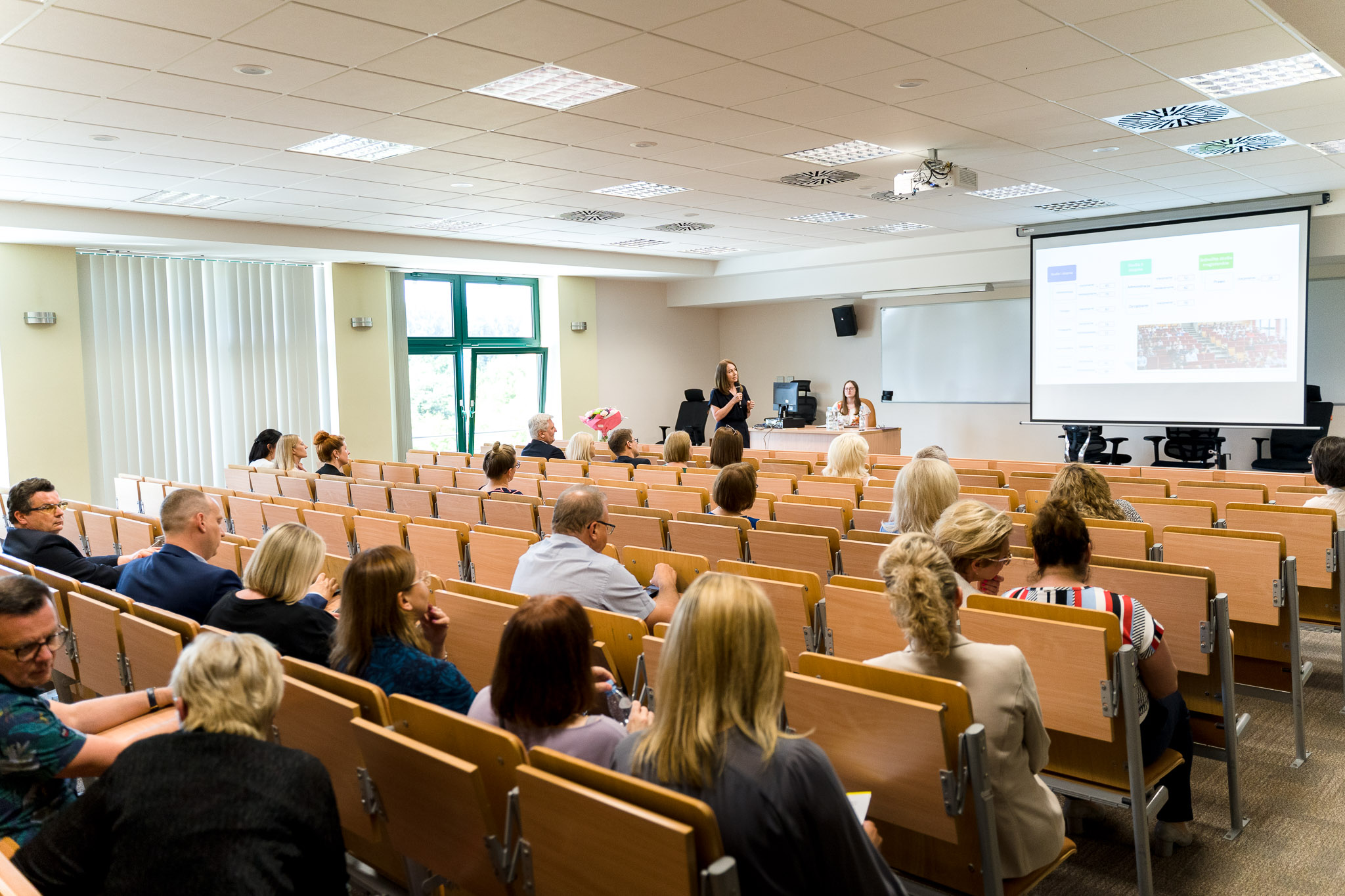 Pracownicy w auli na spotkaniu z Władzami