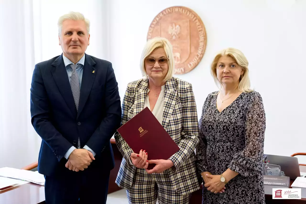 Władze Uczelni i profesor Sadowska-Snarska pozują do zdjęcia w rektoracie