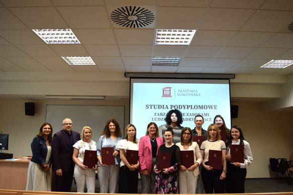 Absolwenci VI edycji studiów podyplomowych „Zarządzanie zasobami ludzkimi – kadry i płace” pozują do zdjęcia z Panią Dziekan, Kierownikiem studiów oraz sekretarzem
