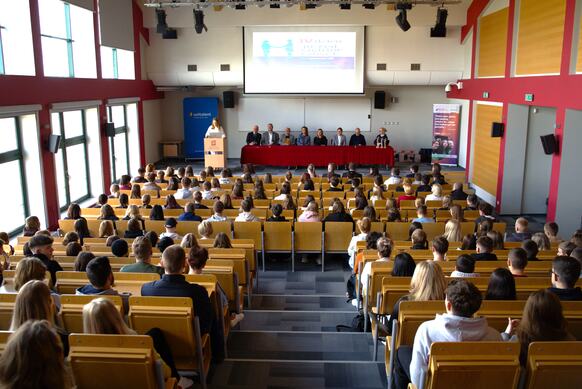 aula wypełniona ludźmi. widok na scenę
