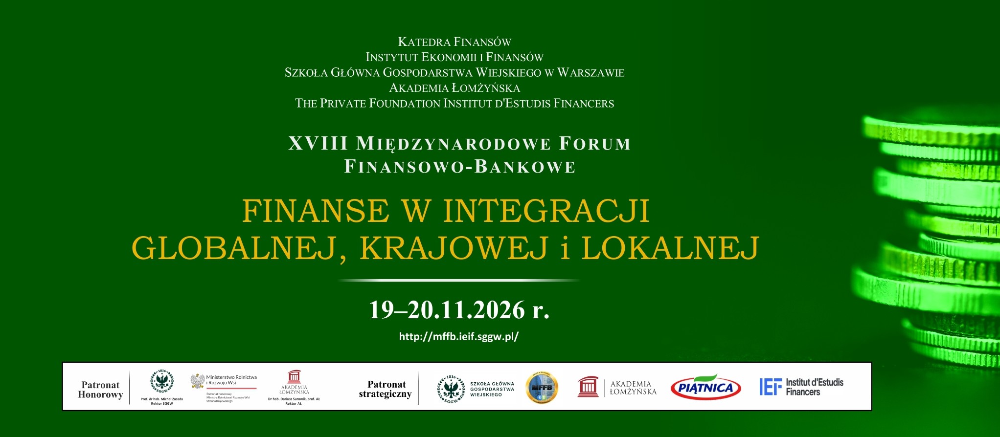 Plakat XVIII Międzynarodowego Forum Finansowo‑Bankowego pt. Finanse w integracji globalnej, krajowej i lokalnej, odbywającego się 19–20.11.2026. Zielone tło i obraz stosu złotych monet. Na dole logotypy organizatorów i partnerów.