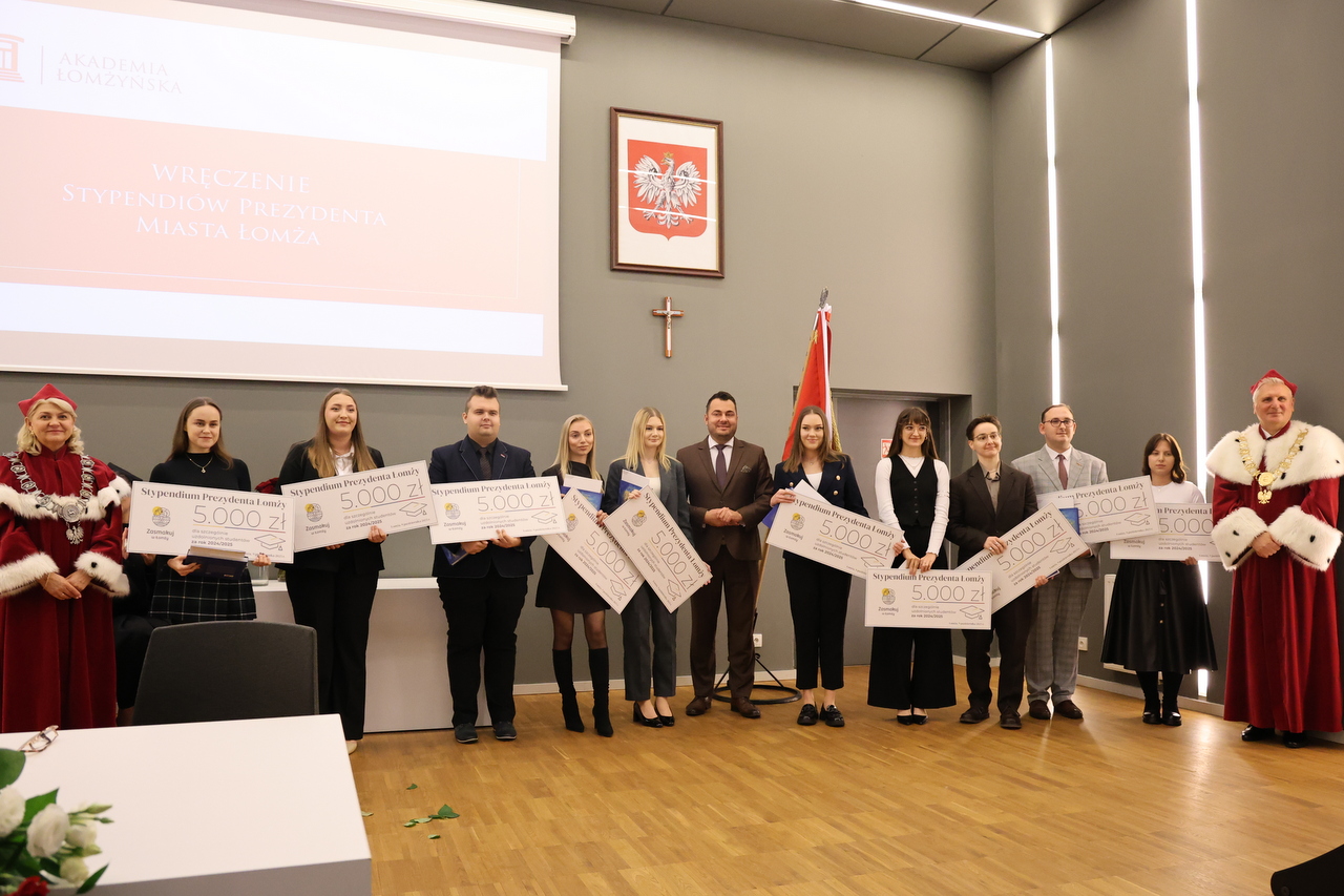 Zdjęcie przedstawia Rektorów i studentów Akademii Łomżyńskiej z Prezydentem Łomży