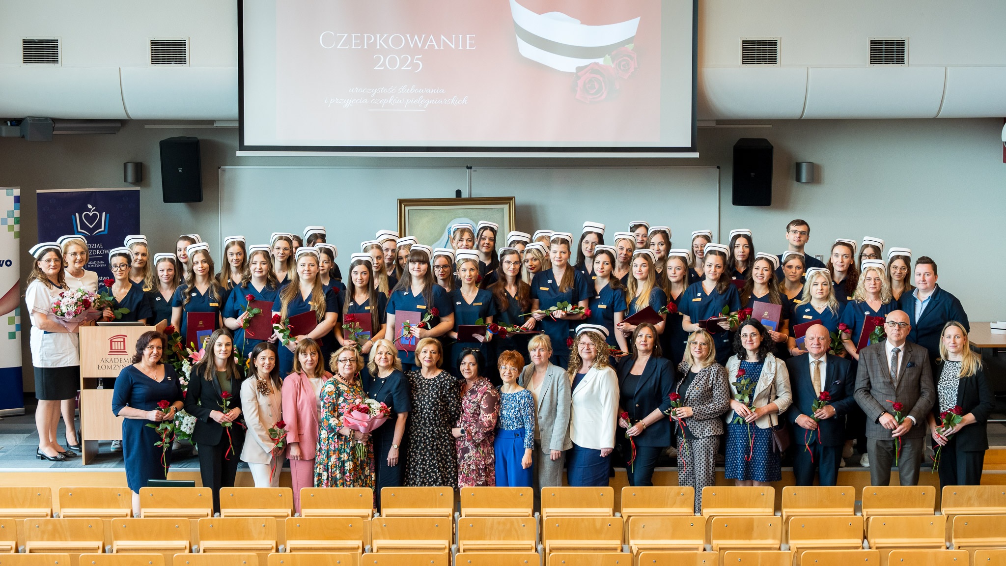 Zdjęcie przedstawia dużą grupę ludzi podczas Czepkowania