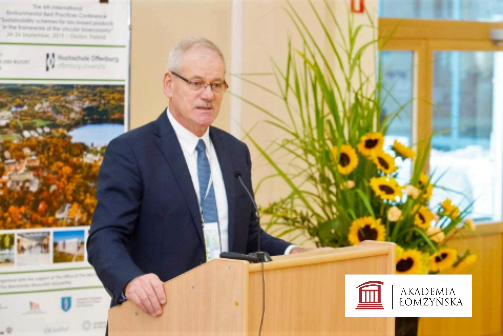 Zdjęcie przedstawia Pana prof. dr hab. inż. Janusza Gołaszewskiego, który stoi przy mównicy podczas konferencji