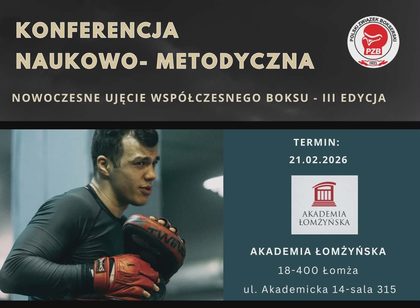 Grafika promująca III edycję Konferencji Naukowo Metodycznej „Nowoczesne ujęcie współczesnego boksu”. W górnej części znajduje się tytuł wydarzenia oraz logo Polskiego Związku Bokserskiego. Poniżej widoczna jest osoba w stroju treningowym, trzymająca rękawice bokserskie. Po prawej stronie zamieszczono informacje organizacyjne: termin konferencji – 21 lutego 2026 roku, miejsce – Akademia Łomżyńska przy ul. Akademickiej 14 w Łomży, sala 315. Widoczne jest również logo Akademii Łomżyńskiej.