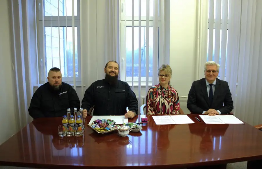 Rektor Akademii Łomżyńskiej dr hab. Dariusz Surowik, prof. AŁ, dyrektor Liceum Mistrzostwa Sportowego mgr Magdalena Trojanowska i dwóch członków Klubu Strzeleckiego Sagittarius z Piątnicy