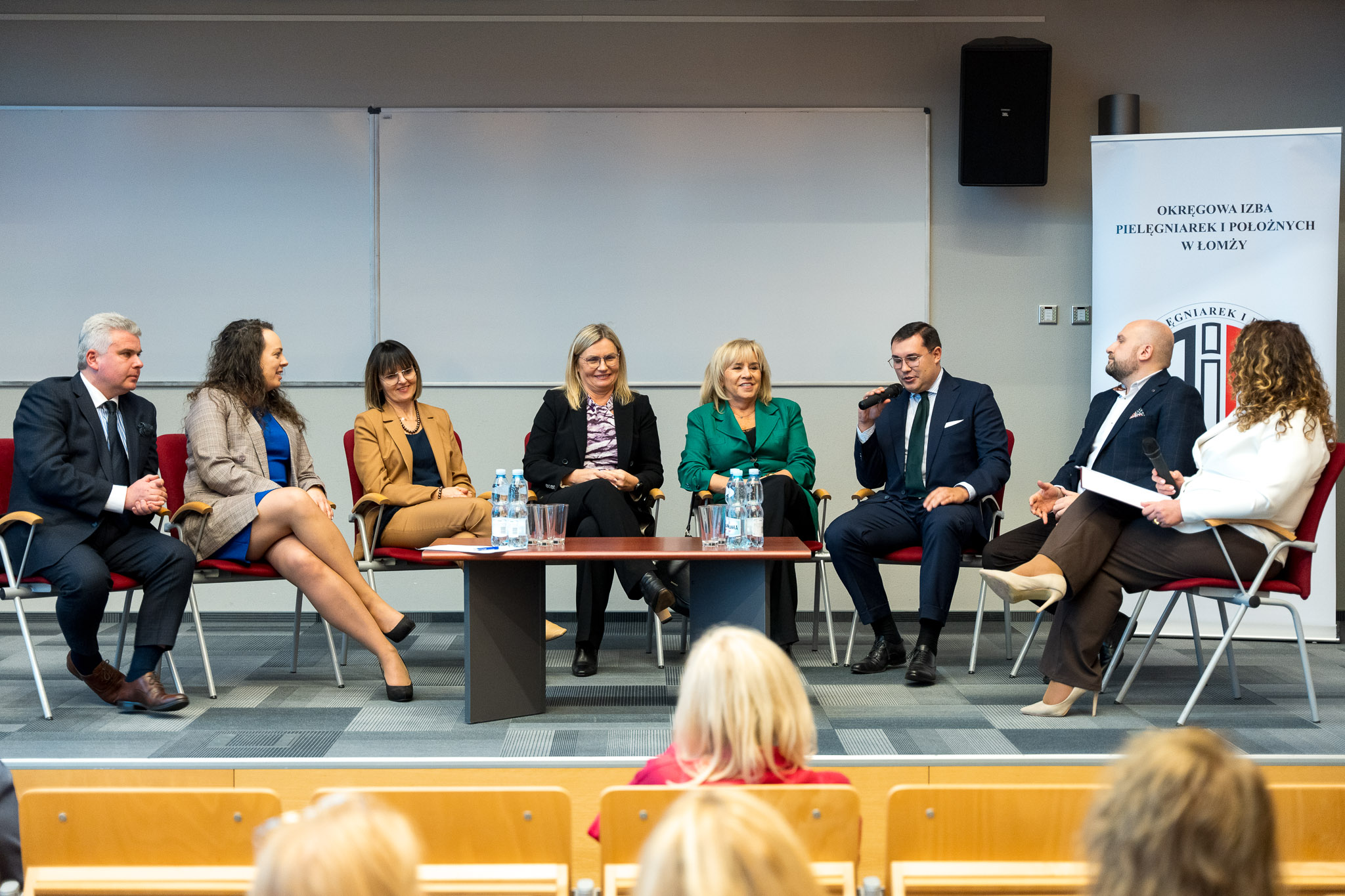 Prelegenci na scenie podczas Konferencji Pielęgniarek i Położnych