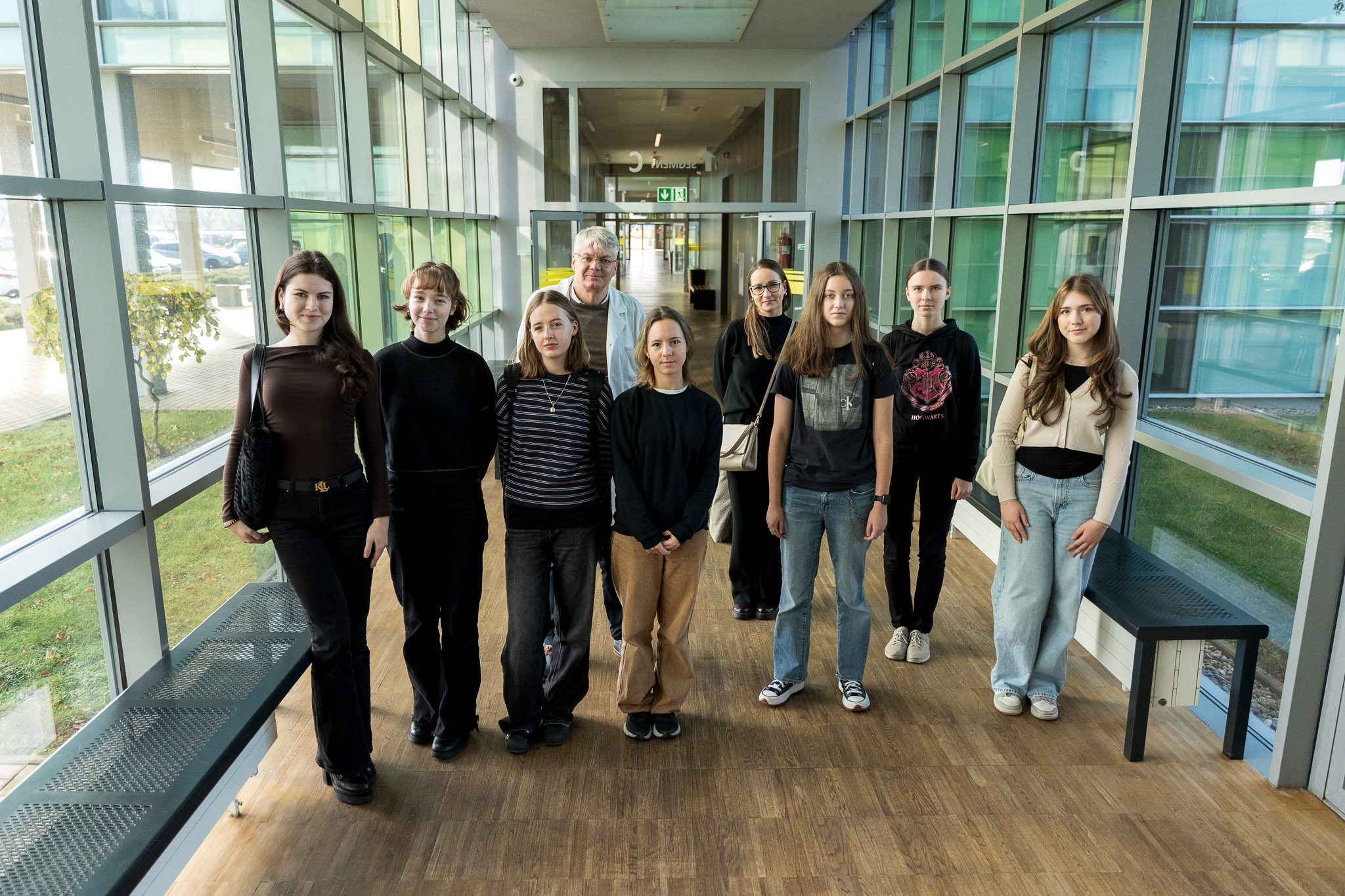 Zdjęcie przedstawia 9 osób