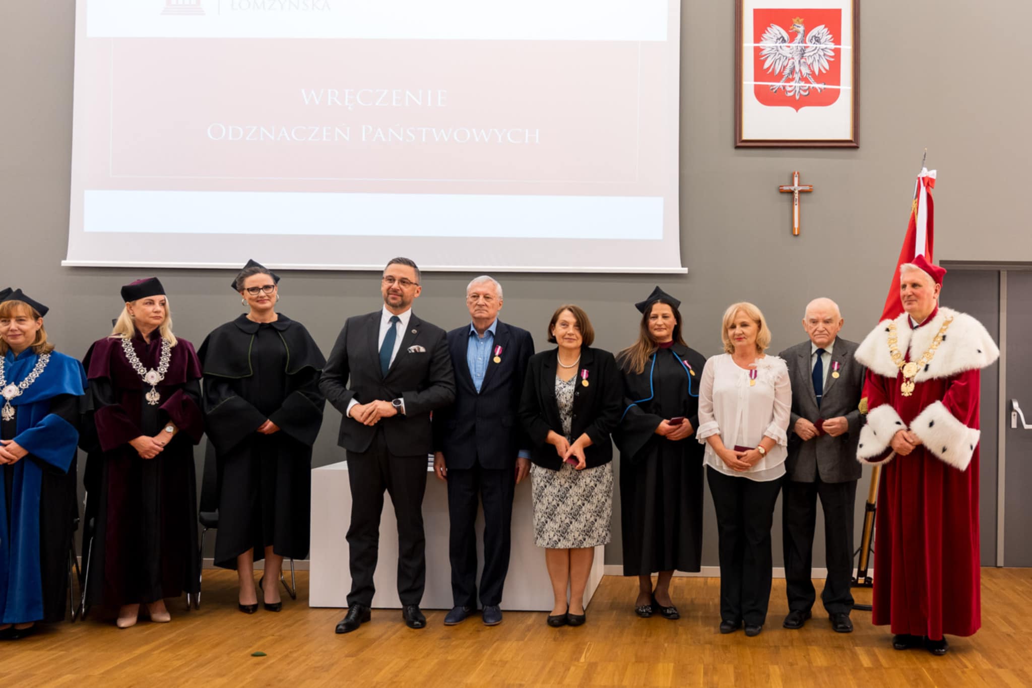 Zdjęcie przedstawia nauczycieli na scenie