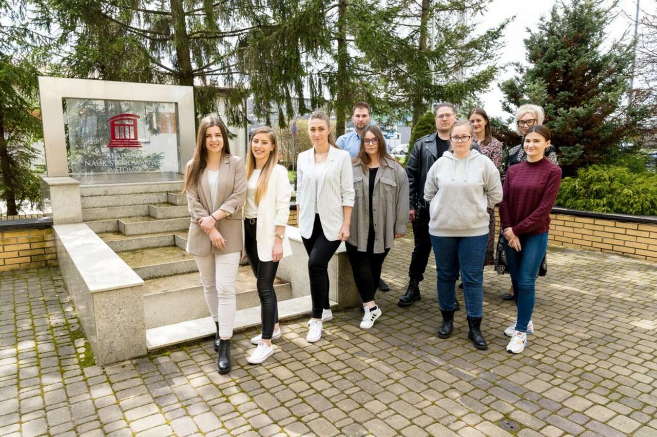 Zdjęcie przedstawia studentów Koła Naukowego Fizjoterapii wraz z opiekunami - dr Anną Zalewską i dr Moniką Gałczyk.