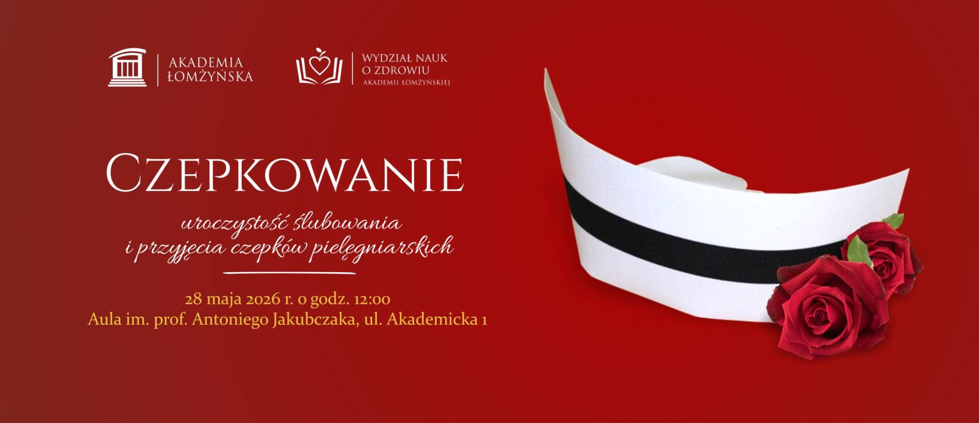 Grafika promująca uroczystość czepkowania Akademii Łomżyńskiej – na czerwonym tle widoczny biały czepek pielęgniarski z czarnym paskiem oraz czerwone róże; po lewej stronie nazwa wydarzenia, data 28 maja 2026 roku, godzina 12:00 i miejsce: Aula im. prof. Antoniego Jakubczaka.
