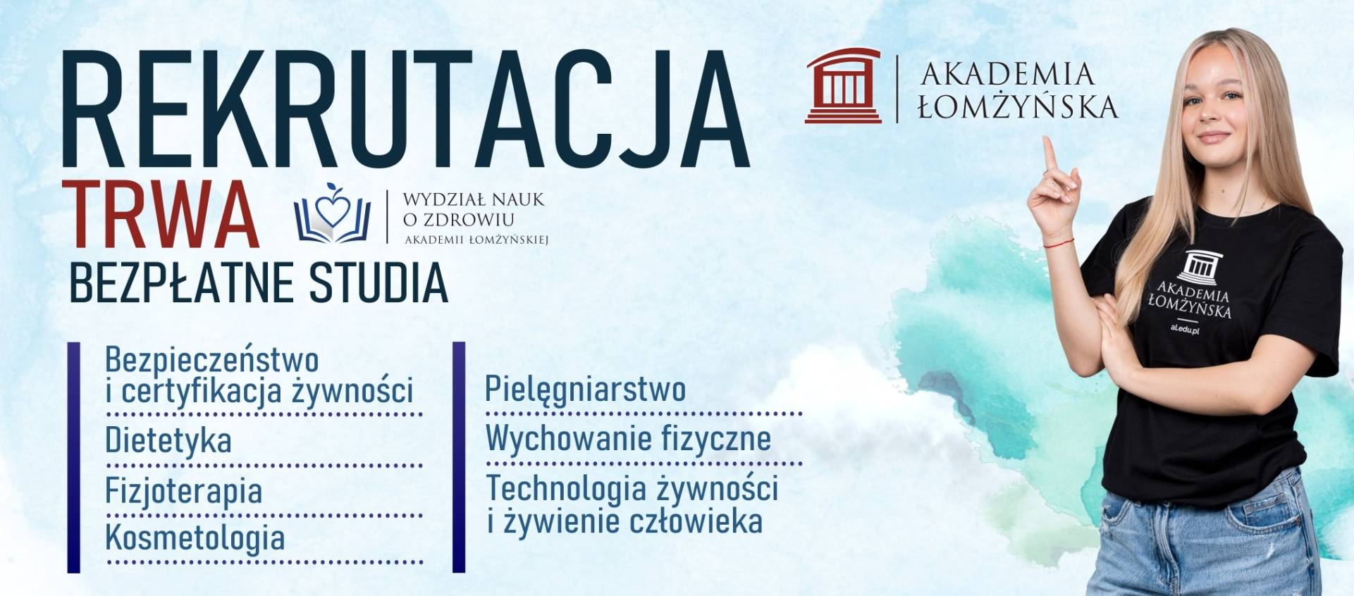 Baner rekrutacyjny Akademii Łomżyńskiej informujący o trwającej rekrutacji na bezpłatne studia na Wydziale Nauk o Zdrowiu. Po lewej stronie znajduje się duży napis „REKRUTACJA TRWA”, poniżej „BEZPŁATNE STUDIA”. Pod logo wydziału widnieje lista kierunków: bezpieczeństwo i certyfikacja żywności, dietetyka, fizjoterapia, kosmetologia, pielęgniarstwo, wychowanie fizyczne oraz technologia żywności i żywienie człowieka. Po prawej stronie widoczna jest osoba w czarnej koszulce z logo uczelni, wskazująca palcem w górę. W tle jasne, pastelowe gradienty.