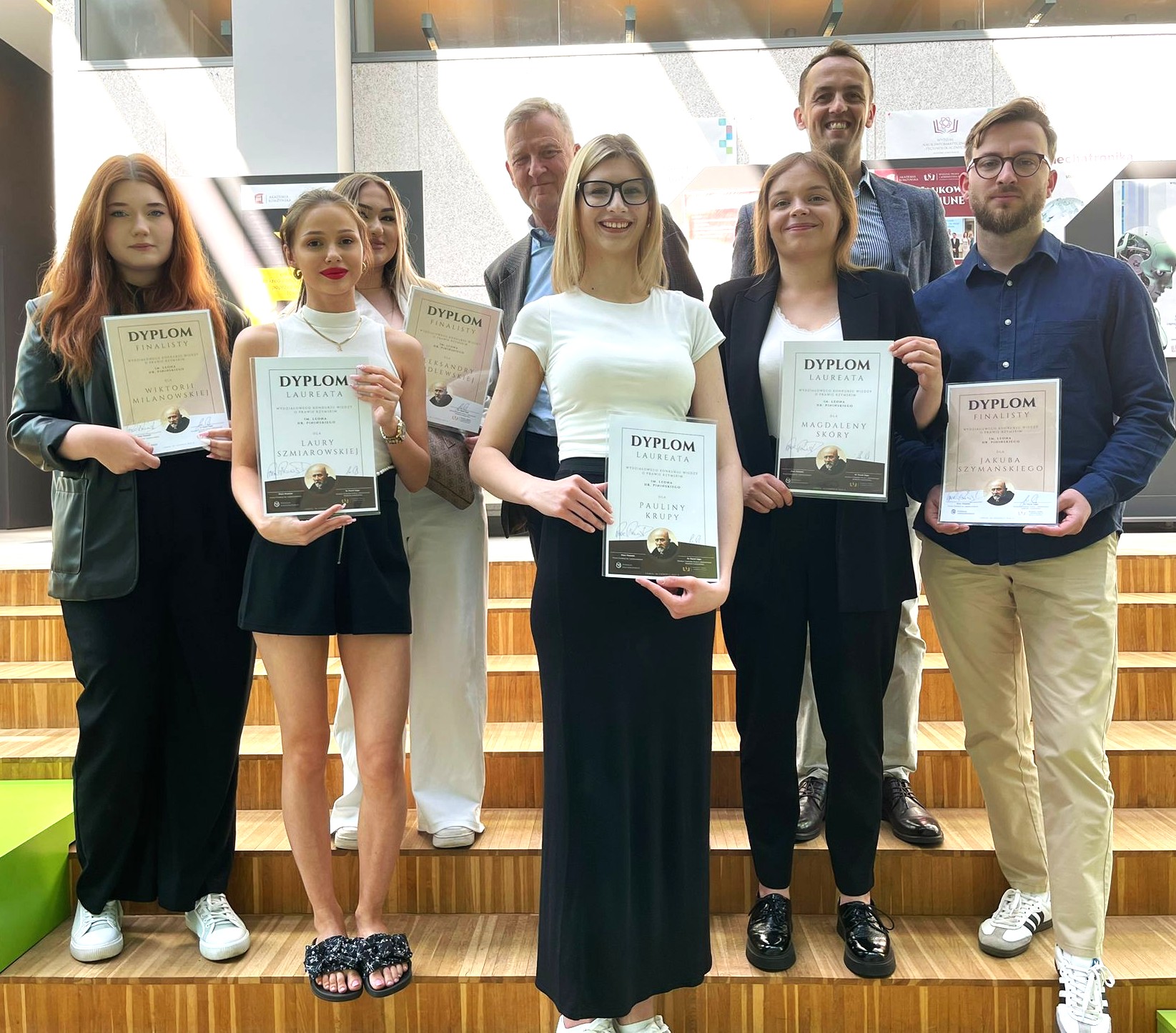 grupa osób na schodach pozuje do zdjęcia
