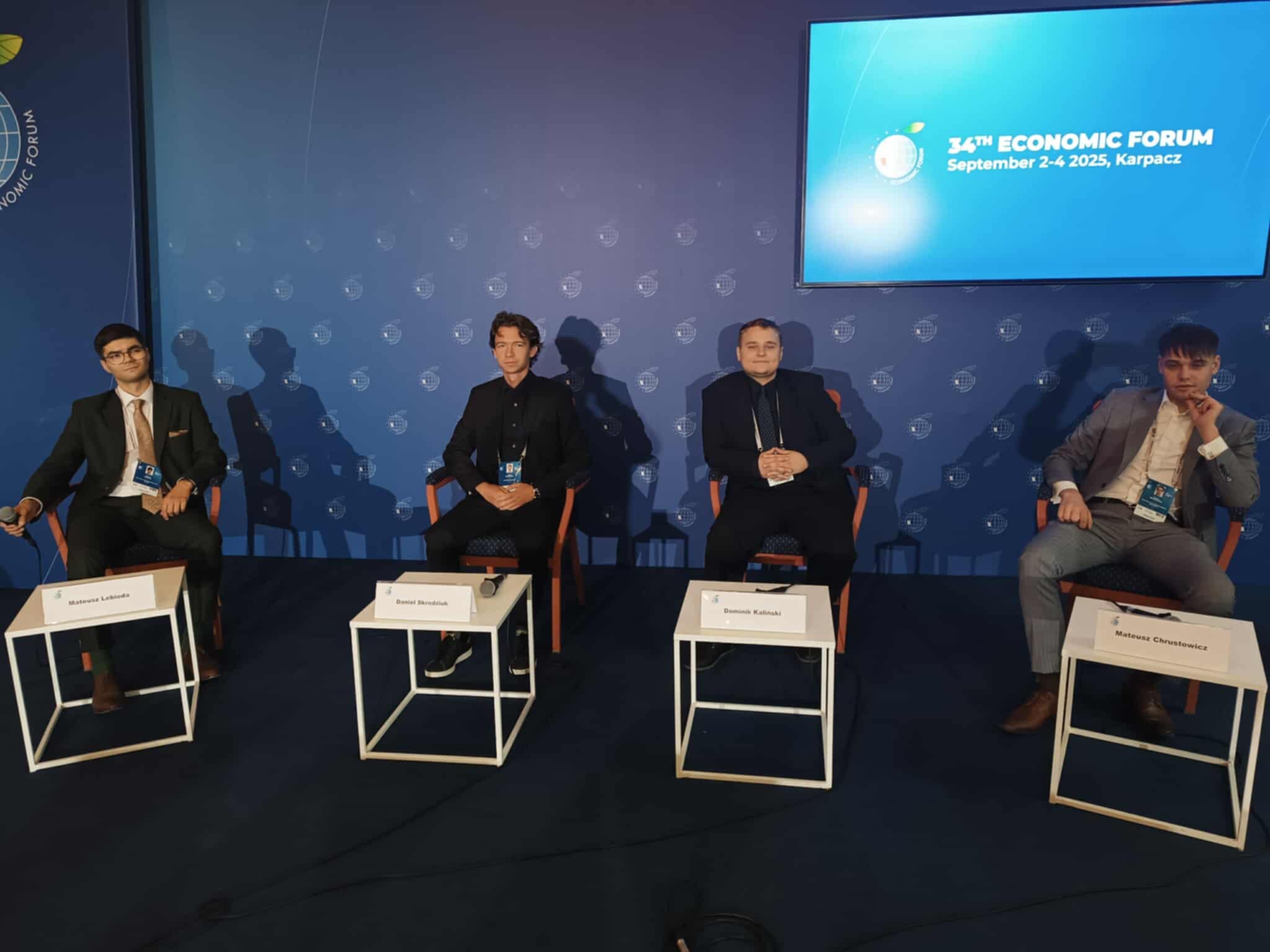 Czterech studentów podczas XXXIV Forum Ekonomicznego