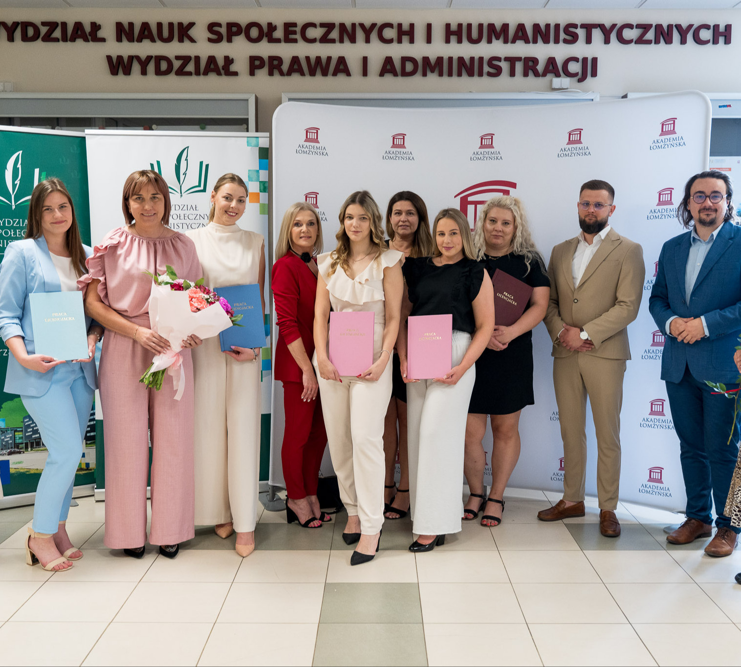 Na tle rolapów Wydziłu Prawa i Administracji i Akademii Łomżyńskiej, komisja dyplomowania wraz ze studentami po obronie prac dyplomowych