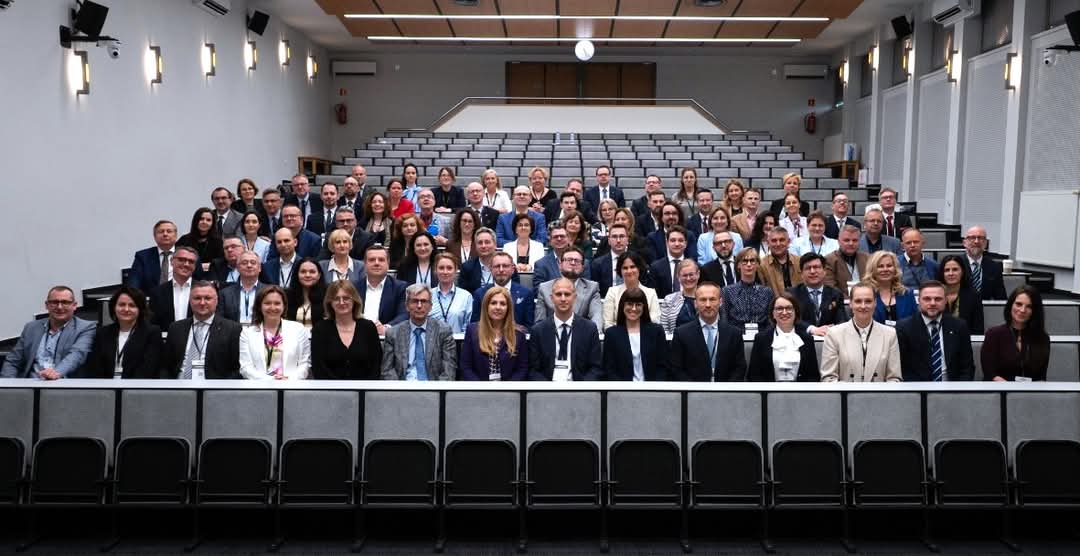 W sali na widowni duża grupa osób, zdjęcie grupowe osób uczestniczących w zjeśdzie Dziekanów Wydziłu Prawa