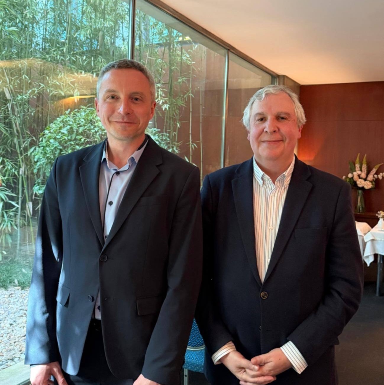 Dwóch mężczyzn pozuje do zdjęcia