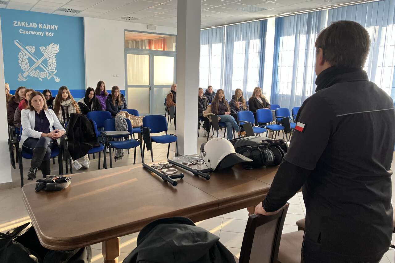 studenci słuchaja wykładu w Zakładzie Karnym w Czerwonym Borze