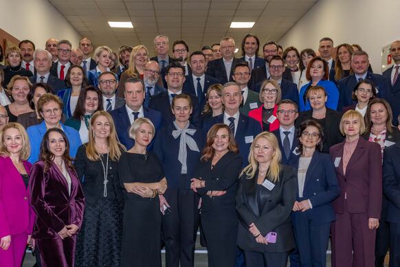 Grupa ludzi pozuje do zdjęcia