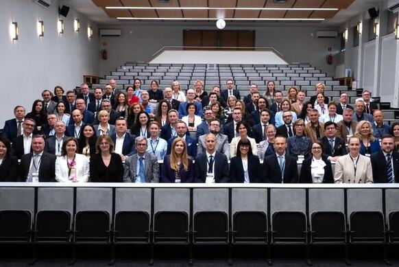 W sali na widowni duża grupa osób, zdjęcie grupowe osób uczestniczących w zjeśdzie Dziekanów Wydziłu Prawa