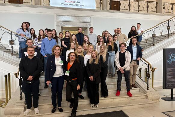 Studenci z opiekunami podczas wizyty studyjnej w Sejmie RP.