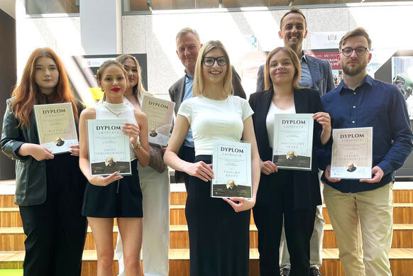 grupa osób na schodach pozuje do zdjęcia
