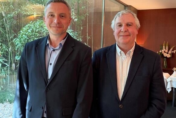 Dwóch mężczyzn pozuje do zdjęcia