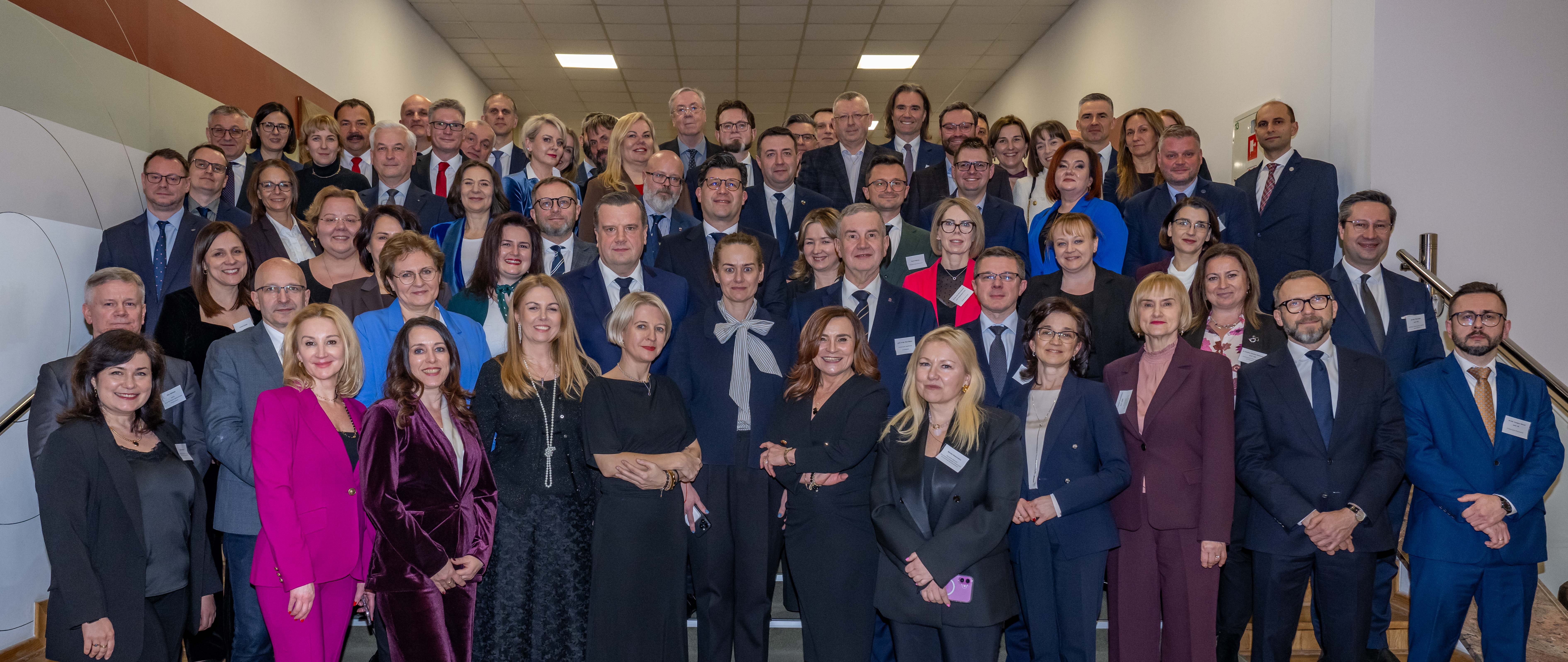 Grupa ludzi pozuje do zdjęcia